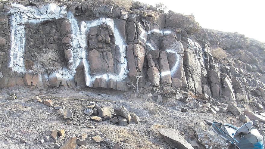 Atentado geológico en Canarias: turistas alemanes de vacaciones pintan en un yacimiento arqueológico