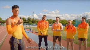 El atleta Daniel Castillo, junto a varios creadores de contenido con la nueva equipación