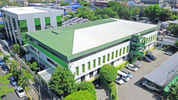 Das Edificio Napoleon Bolaños Melendez in San Salvador wurde in den 1970er Jahren errichtet : und nachträglich mit hydraulischen Dämpfern zum Erdbebenschutz nachgerüstet