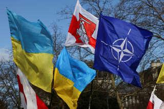 Les drapeaux de l’Ukraine, de l’Otan et le drapeau historique biélorusse, devenu le symbole de l’opposition au régime de Loukachenko, lors d’un rassemblement, à l’occasion du premier anniversaire de l’invasion russe de l’Ukraine, à Bruxelles, en Belgique, le 25 février 2023.