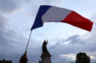 Un manifestant brandit un drapeau national français sur la place de la République, à Paris, France, le 30 juin 2024.
