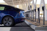 Des bornes de recharge pour véhicules électriques, à Barstow, en Californie, en mars 2024.
