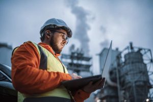 Homem em uma planta industrial - Foto: ArtistGNDphotography -Getty Image