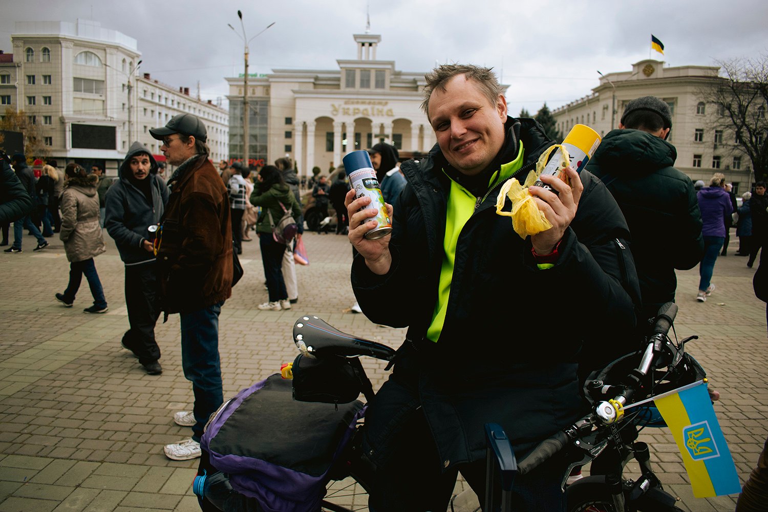A pro-Ukrainian partisan holds up blue and yellow spray paint.