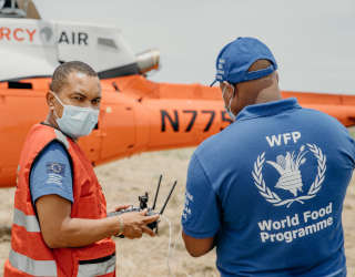 Antonio Beleza, de l'Institut national de gestion des catastrophes et de réduction des risques (INGD) (à gauche) et Domingos Reane, du Programme alimentaire mondial, effectuent une évaluation par drone à la suite de la tempête tropicale Eloise. Photo: Mercy Air/Matthias Reuter.