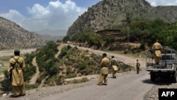 Pakistani soldiers patrol along a road in a northwestern district close to the Afghan border. (file photo) 