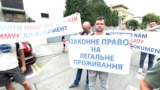 Українські чоловіки у Празі протестують, бо їм не видають паспорти (відео)