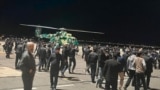 Толпа на взлетно-посадочной полосе аэропорта Махачкалы в Дагестане