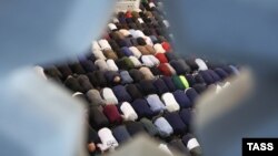 Мусульмане во время молитвы. Архивное фото