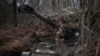 Український військовий дивиться, чи немає в небі російських БПЛА, на позиціях поблизу Бахмута, 25 березня 2024 року