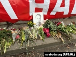 Акция памяти Алексея Навального у посольства России в Вильнюсе в день выборов президента России