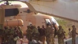 Mercenarët rusë duke hipur në një helikopter në veri të Malit.