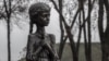 Скульптура маленькой девочки "Холм памяти детства" на территории Мемориала жертвам Голодомора