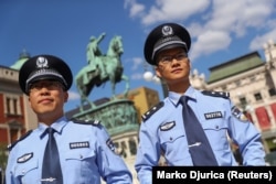 Kineski policajci na beogradskom Trgu Republike tokom zajedničke patrole sa srpskim policajcima 2019.
