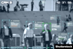 Simulacija ekrana s kamera video-nadzora koji uživo koristi softver za prepoznavanje lica.