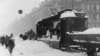 11 марта 1942 г. Погрузка сколотого льда и снега в грузовой трамвай на проспекте 25 Октября (Невском)