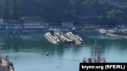 Две подводные лодки проекта «Варшавянка» в Южной бухте Севастополя. Крым, архивное фото
