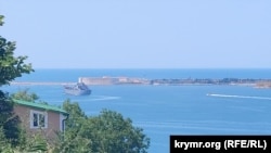 Большой десантный корабль проекта 1171 «Тапир» выходит из Севастопольской бухты. Крым, архивное фото