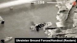 Кадр с видео удара украинским БПЛА «Байрактар» по российскому десантному катеру типа «Серна» у острова Змеиный. Видео обнародовано 7 мая 2022 года