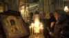 Верующая накануне рождественского богослужения в одном из православных храмов Риги