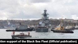 Ракетный крейсер «Москва» Черноморского флота РФ в Севастополе. Крым, архивное фото