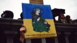 Плакат в поддержку Украины: "Покровитель Украины – святой Джевелин". Лондон, март 2022 года