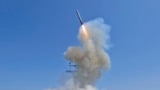 Пуск крылатой ракеты "Томагавк" с борта американского военного корабля