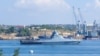 Патрульный корабль с обожженным бортом в Севастопольской бухте на траверсе Доковой бухты. Крым, август 2022 года