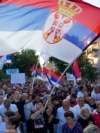 Protesta në Shabac, Serbi, më 29 korrik 2024. Mijëra njerëz u mblodhën në disa qytete të Serbisë për të protestuar kundër projektit të nxjerrjes së litiumit që Qeveria serbe nënshkroi së fundmi me Bashkimin Evropian. 