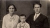 Владимир Дубовка с женой и сыном. Яранск, 7 сентября 1933 года. БГАМЛИ