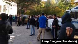 Крымские татары пришли под здание суда подержать задержанных активистов. Бахчисарай, 12 октября 2017 года