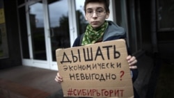 Экоактивист проводит акцию протеста в Москве. Фото 2019 года