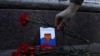 Активист возлагает цветы рядом с копией Конституции России во время акции протеста против одобрения парламентом России поправок к конституции, включая положение, позволяющее президенту Владимиру Путину баллотироваться на пост президента в 2024 году. Архивное, иллюстративное фото