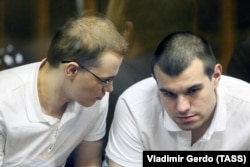 Вячеслав Крюков и Руслан Костыленков в зале суда
