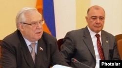 Nikolay Ryzhkov (left) at a news conference in Yerevan on November 11.