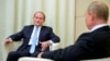 Віктор Медведчук (ліворуч) розмовляє з керівником Росії Володимиром Путіним під час зустрічі у Москві, 6 жовтня 2020 року 