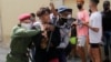 Полицейский и солдат задерживают одного из манифестантов. Гавана, 11 июля 2021 года
