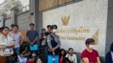 ရန်ကုန်မြို့ ထိုင်းနိုင်ငံသံရုံးမှာ ပြည်ဝင်ခွင့်ဗီဇာလျှောက်ထားဖို့ တန်းစီစောင့်ဆိုင်းနေကြသူများ (ဖေဖော်ဝါရီ ၁၆၊ ၂၀၂၄)