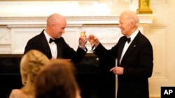 美国总统拜登和犹他州州长考克斯在白宫晚宴上相互祝酒。（2024年2月24日）