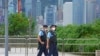 资料照片：警察在香港一处车站外巡逻。(2022年6月30日)