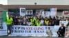 洛杉磯華人聚集在丁胖子廣場舉行抗議活動，聲援被中共跨國迫害的受害者，並為貧困移民送上新年的溫暖。 （2024年2月17日張木林洛杉磯拍攝）