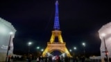 Эйфелева башня окрашена в цвета украинского флага в Париже, 23 февраля 2024 года,