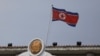资料照：朝鲜国旗飘扬在驻中国辽宁省丹东领事馆楼顶。（2021年3月19日）