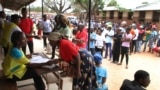 Eleitores fazem fila para votar em Maputo, Moçambique, terça-feira, 15 de outubro de 2019, nas eleições presidenciais, legislativas e provinciais do país