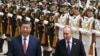 Президент России Владимир Путин и председатель Китая Си Цзиньпин на официальной церемонии встречи перед Домом народных собраний на площади Тяньаньмэнь в Пекине 16 мая 2024 года. (Photo by Sergei BOBYLYOV / POOL / AFP).