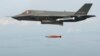 미군 F-35 전투기가 정밀유도폭탄인 합동직격탄(JDAM)을 투하하고 있다. (자료사진)