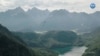 Neuschwanstein Şatosu üzerinden saatte 200 kilometre hızla uçan dalışçı 