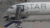 เครื่องบินโบอิ้ง 777-300ER ของสายการบินสิงคโปร์แอร์ไลน์ส จอดที่สนามบินสุวรรณภูมิ ประเทศไทย หลังเที่ยวบิน SQ321 เผชิญกับการตกหลุมอากาศรุนแรง (AP Photo/Sakchai Lalit)