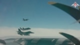 Hình ảnh chụp từ video phát ngày 25/7 cho thấy máy bay chiến đấu của Mỹ và Canada bay cạnh máy bay ném bom TU-95 của Nga trong cuộc tuần tra chung của máy bay quân sự Nga và Trung Quốc gần bang Alaska của Hoa Kỳ.