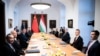 Си Цзиньпин, Виктор Орбан и члены делегации перед их официальными переговорами в монастыре Кармелита, штаб-квартире премьер-министра, в квартале Будайского замка в Будапеште, Венгрия, 9 мая 2024 года